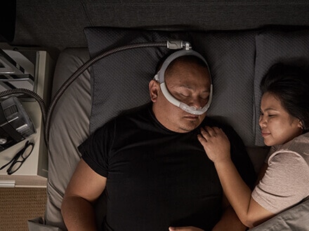 Patient-som-använder-ResMed-AirFit-P30i-näskuddemask-för-mer-frihet