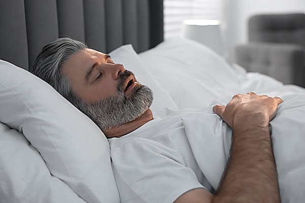  man sover på rygg