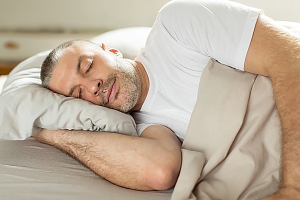  man sover på sidan