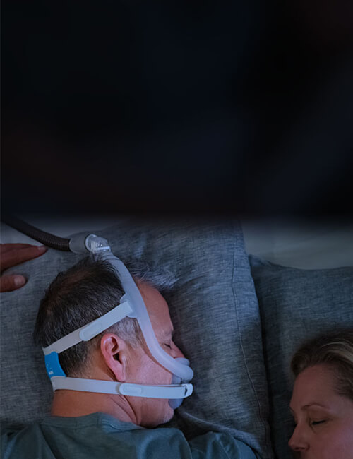 somnapnepatient-som-sover-pa-magen-med-AirFit-F30i-mask-mobile