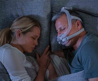 AirFit F30i helmask med luftslangen uppe på hjässan